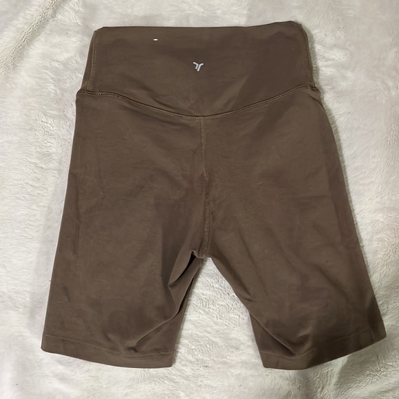 Old Navy Active Crossover Shorts - Picture 2 of 3